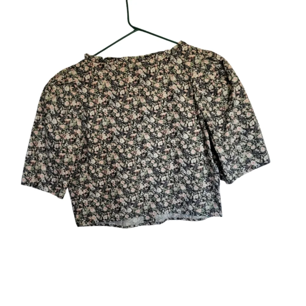 Levi's Cropped Button-Front Blouse - Picture 3 of 5